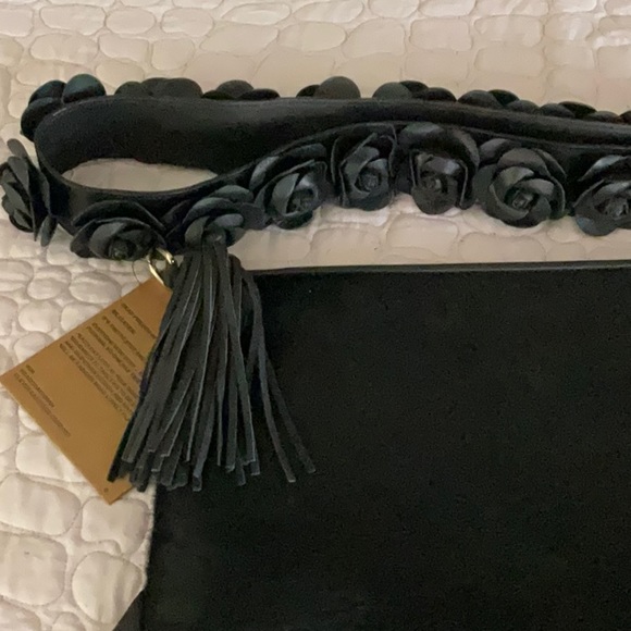 NEW-Clever Carriage Artisan Handcrafted Black Crossbody with Leather Rose Strap - Picture 4 of 8